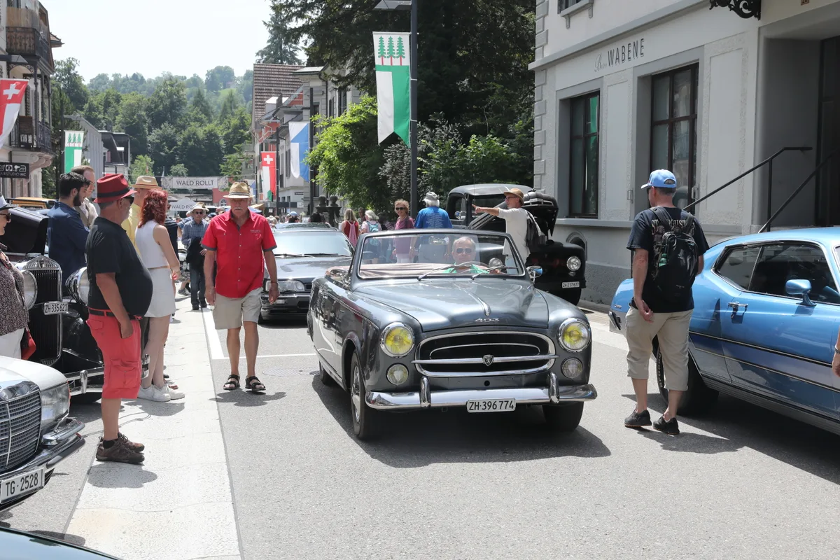 Man sieht diverse Oldtimer an der Veranstaltung «Wald rollt».